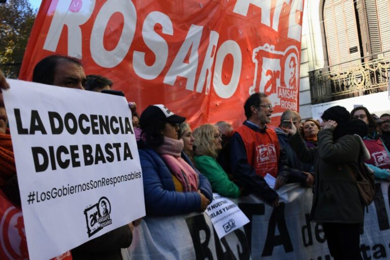 Multitudinaria marcha de docentes públicos, privados y estatales para reclamar más seguridad