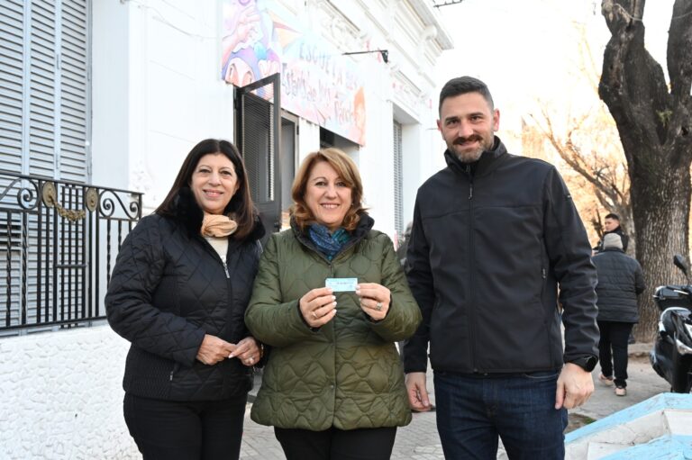 Acompañada de Clara García,Mónica Fein votó en Rosario: “Los Santafesinos van a expresarse con el corazón puesto en Santa Fe”