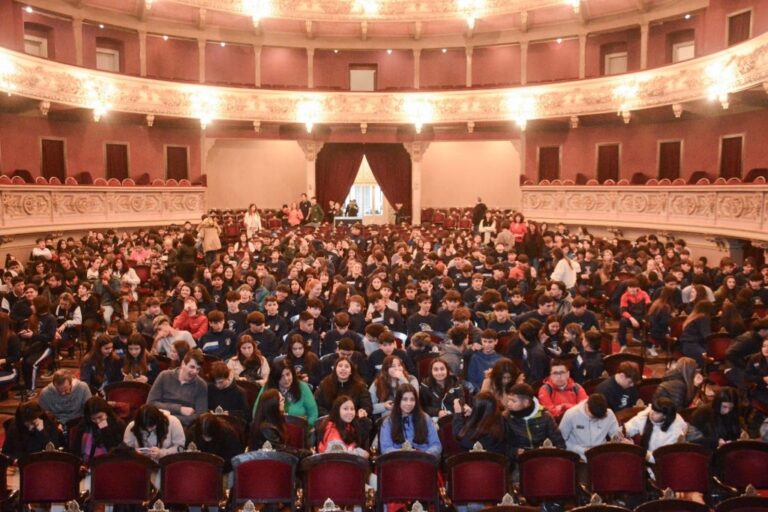 Estudiantes de once escuelas diferentes de la ciudad participaron del programa “Primera vez al teatro”