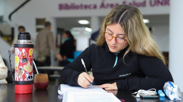 La UNR anunció que aumentará un 25% el monto de sus becas a estudiantes a partir de septiembre