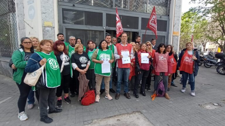 Docentes y estatales de Rosario reclamaron reapertura de paritarias a la provincia