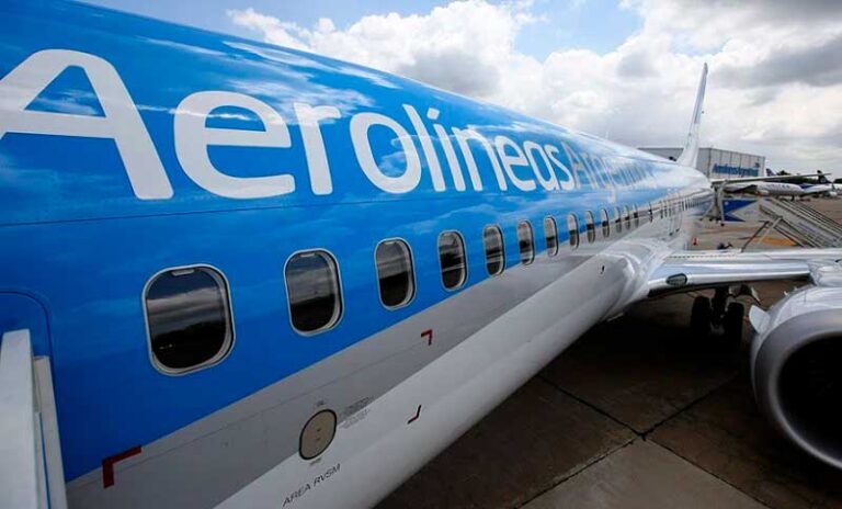 Aerolíneas Argentinas y Anses firman convenio que beneficia a jubilados y pensionados