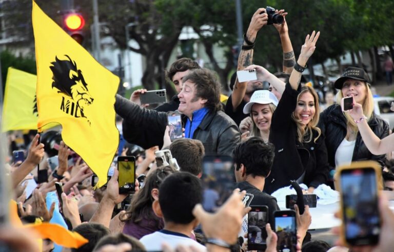 Javier Milei realizó su caravana de cierre en el Monumento a la Bandera