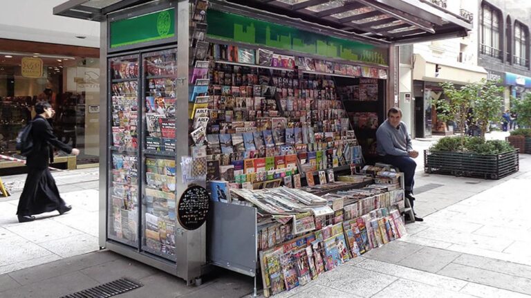 Autorizan la venta de bebidas sin alcohol y pasajes en los kioscos de diarios