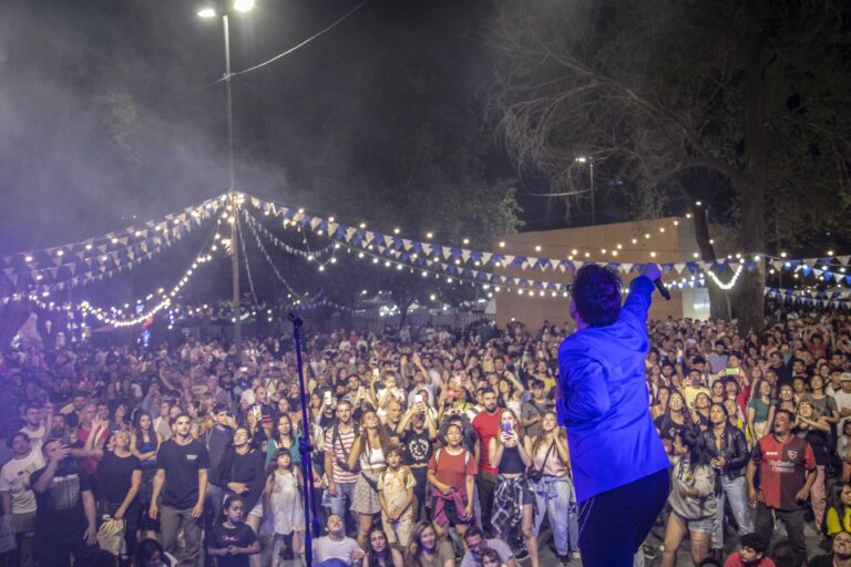 Cerró Colectividades con una fiesta multitudinaria a puro baile