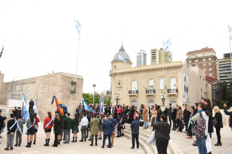 Día de las Iglesias Evangélicas: diferentes pastorales izaron la bandera argentina en el Monumento