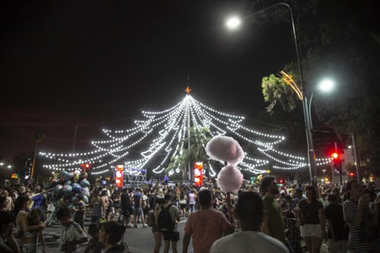 La Municipalidad invita a participar del encendido del árbol de Navidad de Pellegrini y Oroño