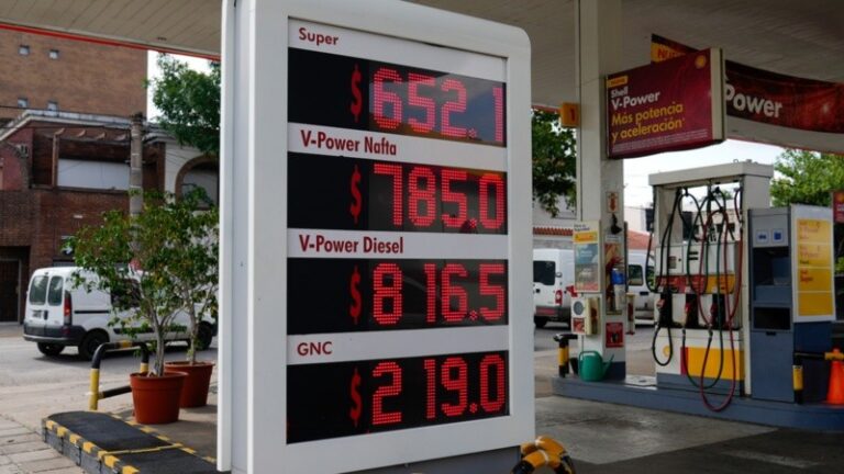 Los combustibles suben 37% tras la devaluación anunciada por el ministro Caputo