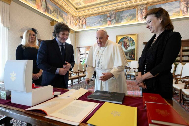 Milei se reunió una hora con el papa Francisco en el Vaticano