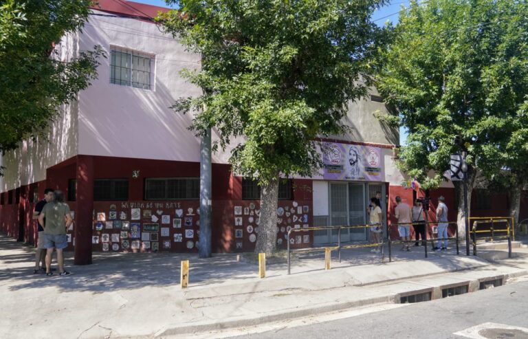 Balean una escuela de barrio Belgrano y dejaron un mensaje mafioso