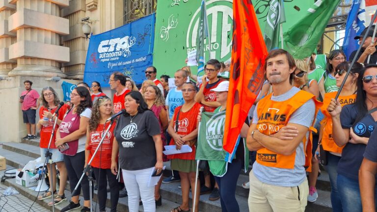ATE Rosario marchó y exigió el cumplimiento de acuerdos paritarios