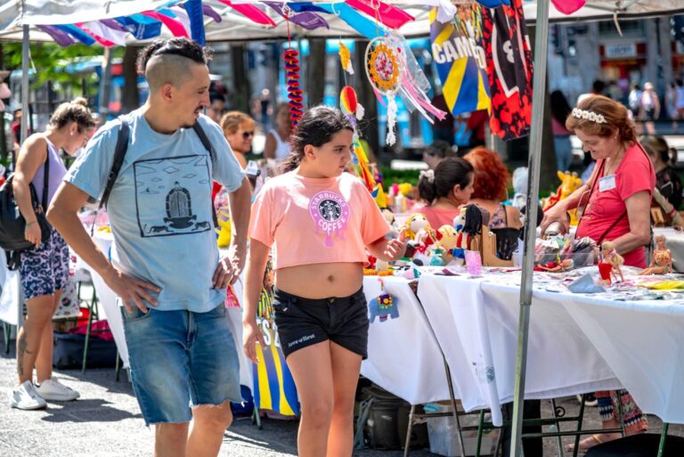 Llega una nueva edición de la Feria especial ‘‘Vuelta a Clases’’ en la plaza Sarmiento