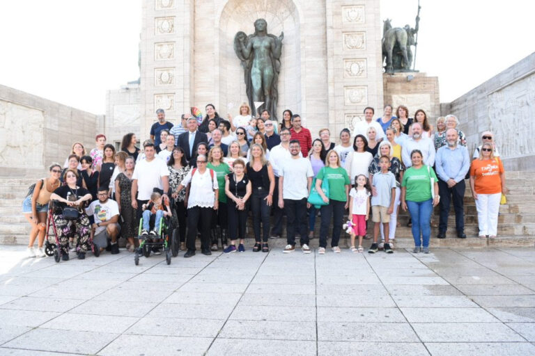 Enfermedades Poco Frecuentes: el Concejo Municipal participó del tradicional izamiento de la bandera