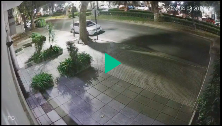 Video: motochorros atacan a una joven en pleno bulevar Oroño