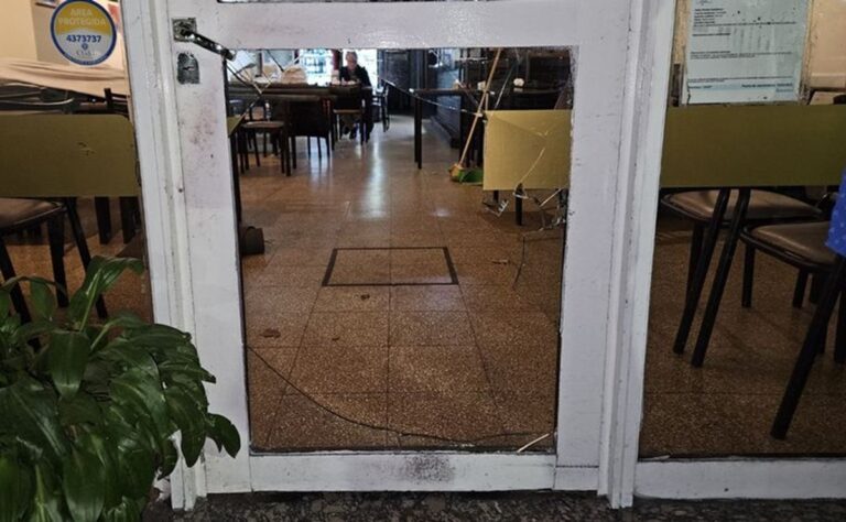 Delincuentes rompieron los vidrios y robaron en un bar de Oroño y Mendoza