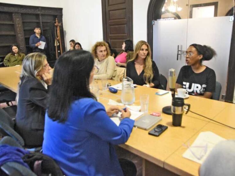 El Concejo recibió a Flor del Alba tras los ataques discriminatorios que sufrió en las redes