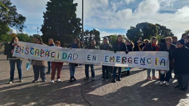 Discapacidad: instituciones marcharon al Monumento para  rechazar el DNU que desregula aranceles