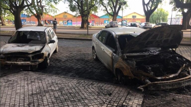 Quema de autos en Rosario: Gigliani insiste con el retiro de vehículos estacionados frente a comisarías