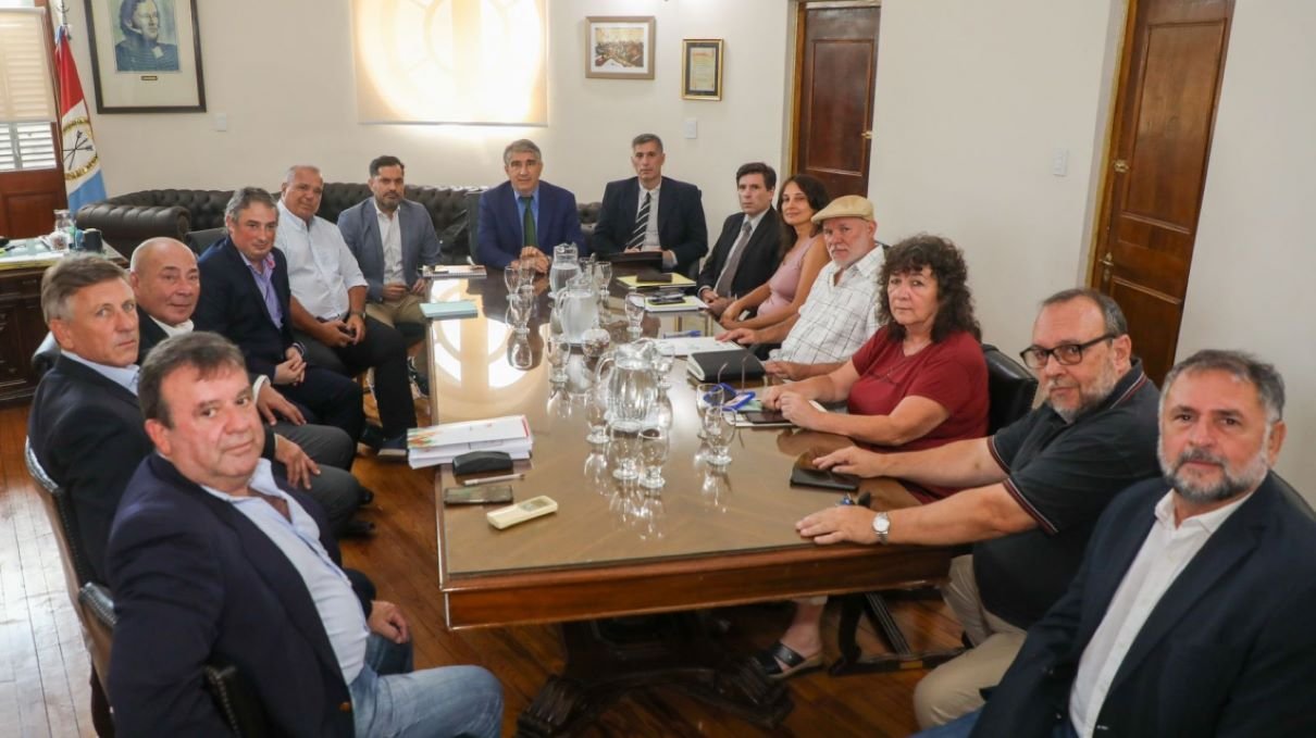 Gobierno de Santa Fe ofreció aumento trimestral del 18% para estatales ...