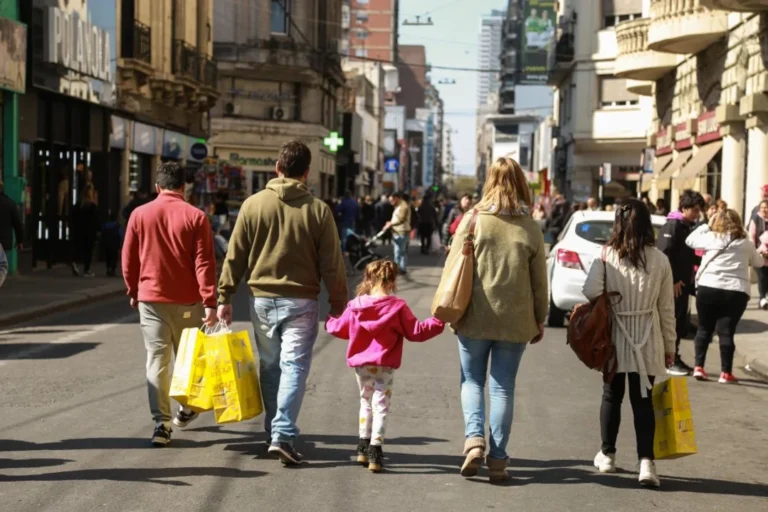 Día del padre: calle San Luis se prepara para una gran barata