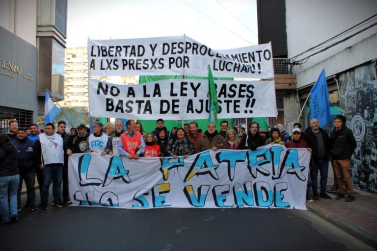 Organizaciones sociales y gremiales repudian la presencia de Javier Milei en Rosario