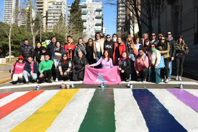 La senda peatonal del Concejo se repintó con los colores de la diversidad