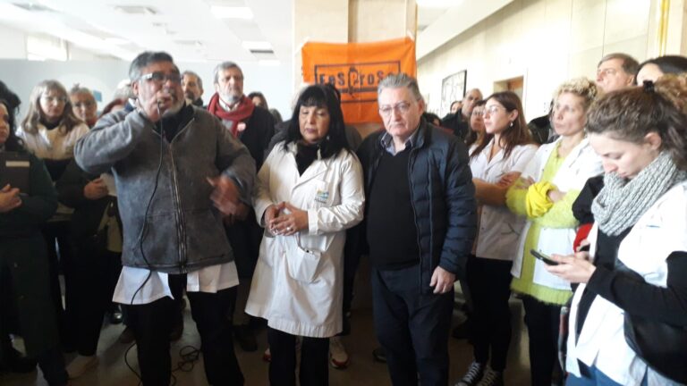 Despidos en el Hospital Posadas: una masiva asamblea de trabajadores del hospital convocó a un paro de 24 horas para este jueves