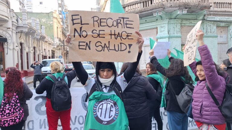 Trabajadores del área provincial y nacional protestaron frente al nodo de salud