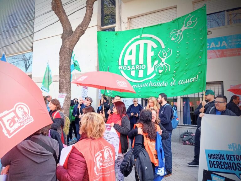 ATE Rosario concentró frente a la caja de jubilaciones en rechazo a la reforma previsional