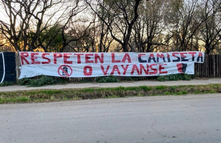 Newell’s: colgaron una bandera en Bella Vista pidiendo respeto a la camiseta