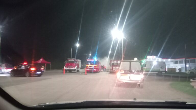 Un camión cisterna derramó ácido clorhídrico en la A012 y la Autopista a Buenos Aires