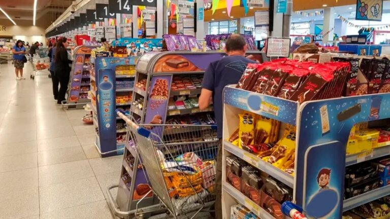 Proponen  terminar con la oferta de comida chatarra en las líneas de caja de supermercados