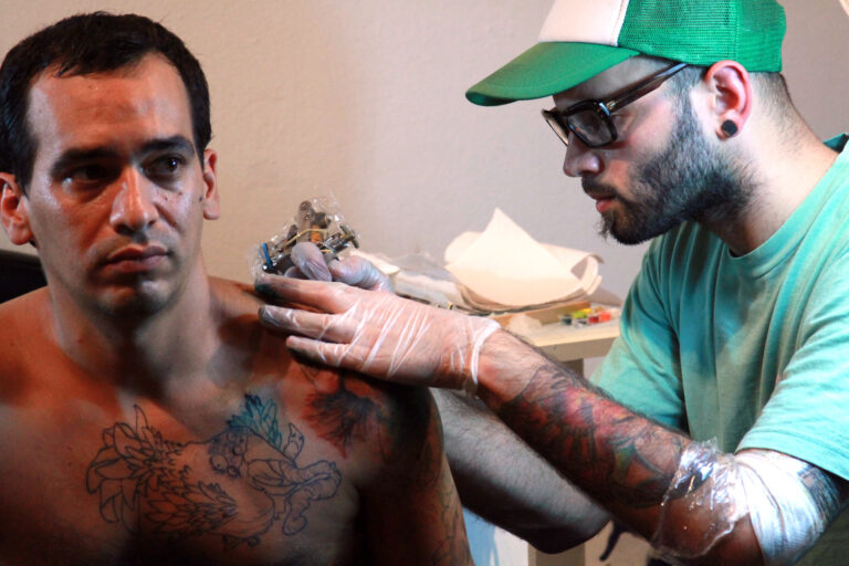 La Municipalidad abre la inscripción a un nuevo curso para tatuadores y piercing