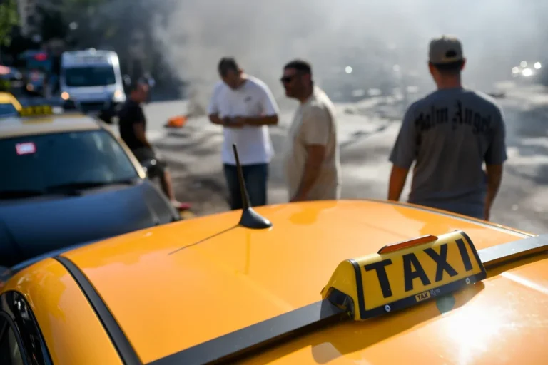 Tensión en una protesta de taxistas en la terminal de Ómnibus contra Uber