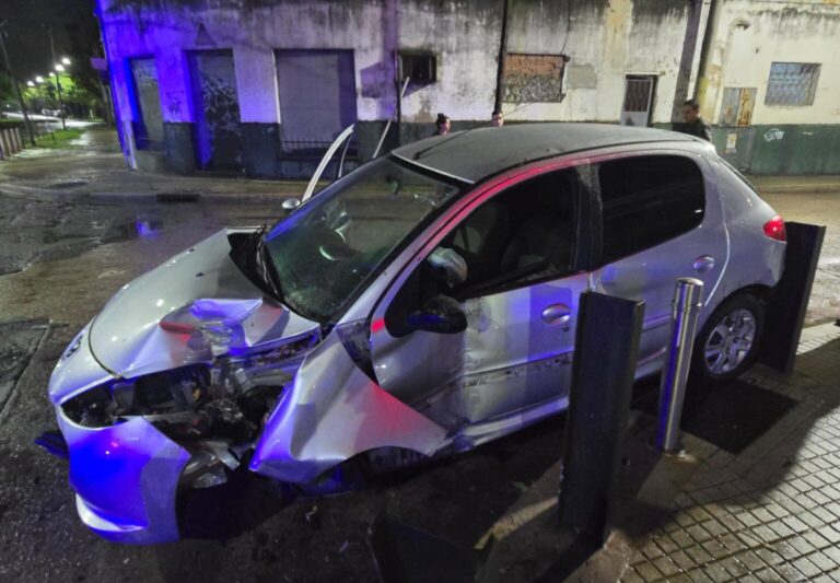 Choque fatal en Refinería: murió un automovilista y su acompañante pelea por su vida