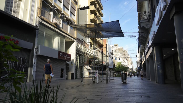 Rosario instala “islas de sombra” en la peatonal Córdoba para mitigar el impacto del calor