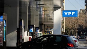 YPF anunció que baja 4% el precio de los combustibles