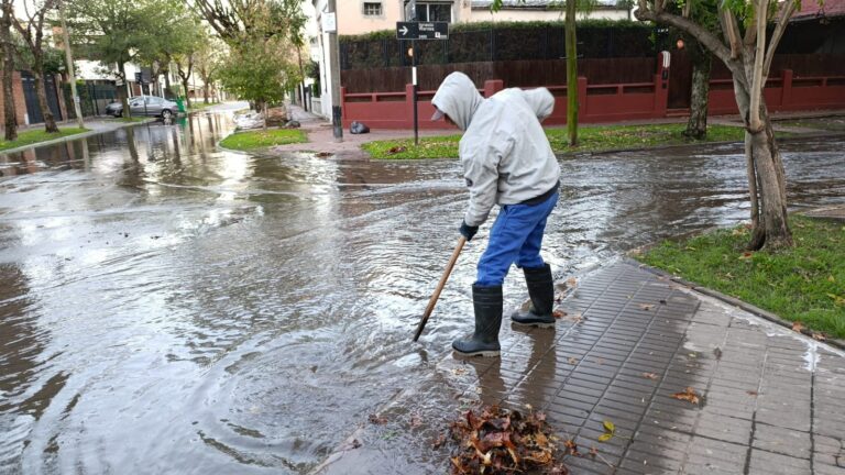Luego del intenso temporal, las cuadrillas del municipio trabajan intensamente en la normalización de la ciudad
