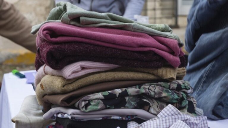 “Si no lo usás, donalo”: convocan a entregar ropa en desuso para personas en situación de calle