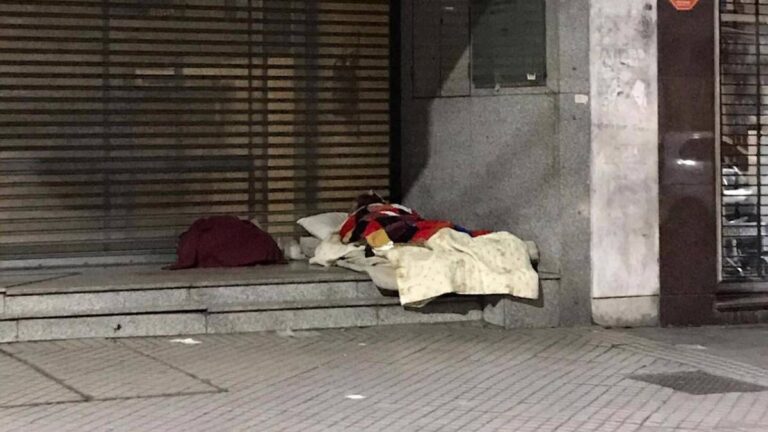 Ola polar en Rosario: cerca de 800 personas siguen durmiendo en la calle y crece la demanda de viandas