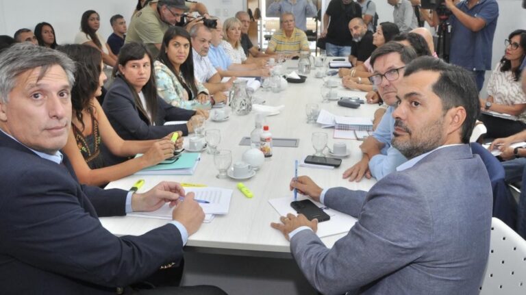 El Gobierno provincial convocó a estatales y docentes a una nueva reunión paritaria
