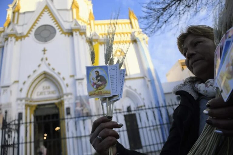 San Cayetano: cortes de calles, procesión y masiva convocatoria de fieles
