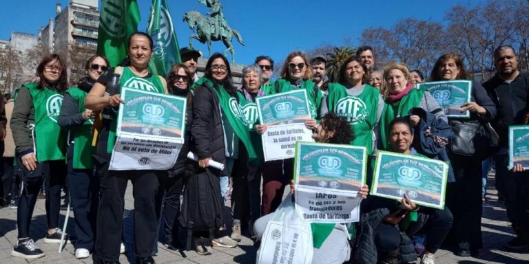 ATE Rosario marchó junto a personas con discapacidad y jubilados para reclamar por salud, pensiones y haberes dignos
