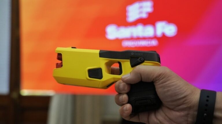 El gobierno provincial inicia prueba piloto con pistolas Taser en Rosario
