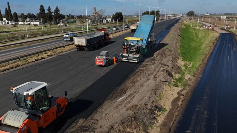 El Gobierno provincial anunció que a mediados de 2026 culminará el tercer carril de la autopista Rosario-Santa Fe