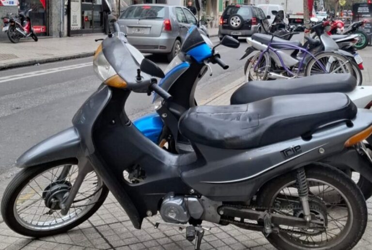 Piden habilitar nuevos espacios para estacionar motos y evitar la invasión sobre las veredas del centro