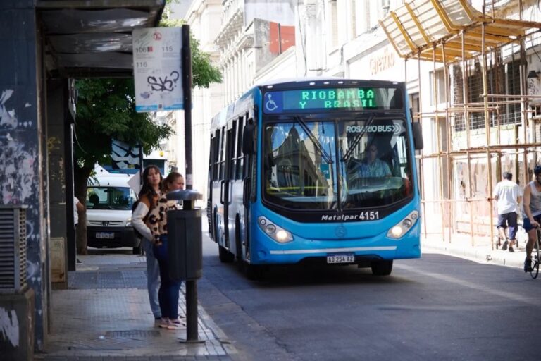 Proponen que los colectivos cuenten con puertos USB para cargar el celu