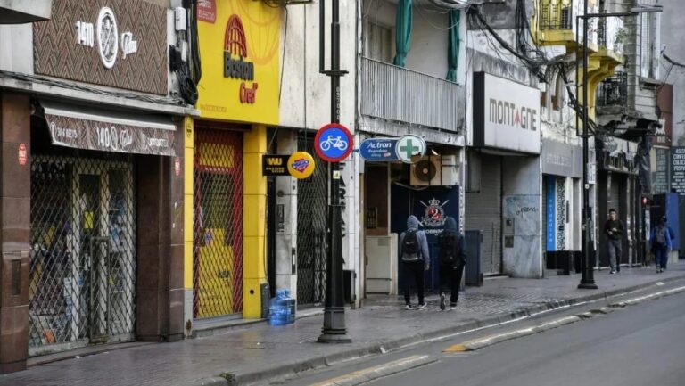 Persianas bajas: el lunes cierran lo shoppings, supermercados y comercios