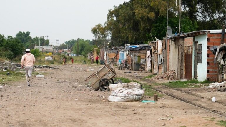 La pobreza en el Gran Rosario bajó al 28% y la indigencia al 6% en el primer semestre de 2025