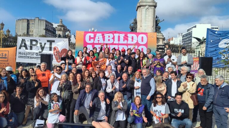Trabajadores de la salud y la educación marchan al Congreso contra los vetos de Milei